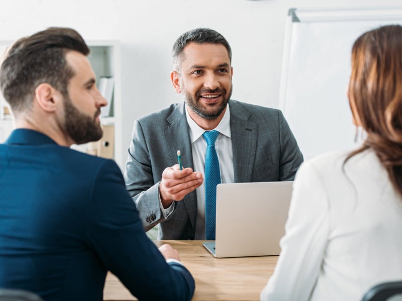 Consultores hablando alrededor de una mesa de oficina