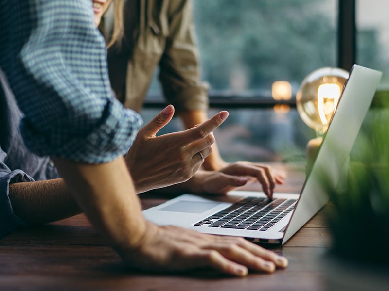 Jóvenes empresarios trabajando juntos en un nuevo proyecto